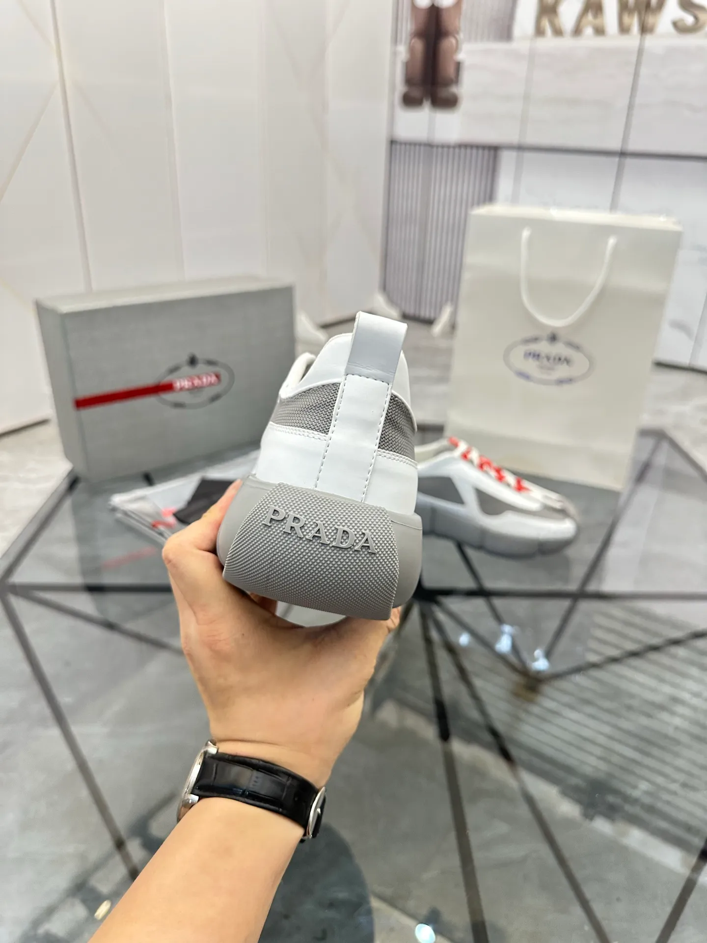 Men's shoes: 💰P540¥ High-end top quality Product trademark: Prada *"Prada*" low-top casual shoes Regular size: 38-45 (can be customized to 46) Product materials: imported first-layer cowhide leather splicing breathable mesh upper, breathable lining, cowhide foot pads, original ultra-light foam outsole. No.: 001